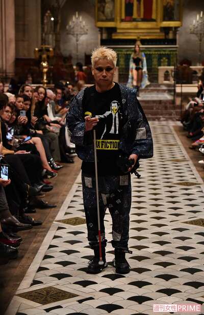 視覚障がいのある実業家・成澤俊輔さん。パリコレのランウェイ中