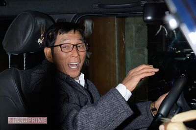 【目撃撮】明石家さんまが新大阪駅構内で30人超ファンに取り囲まれて…芸歴51年でも続ける“大阪名物”即席…