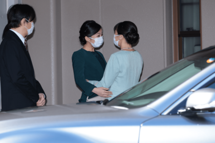 小室圭さんと結婚の日、眞子さんを秋篠宮邸で見送る佳子さま（2021年10月26日）