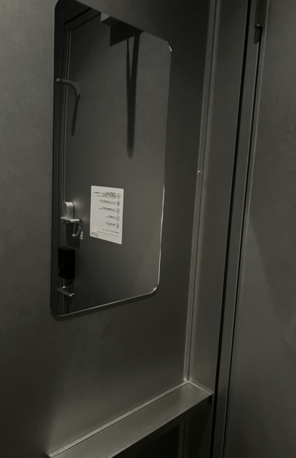 個室内には、小さめの鏡も設置してあり、化粧直しなどで利用できそうだ