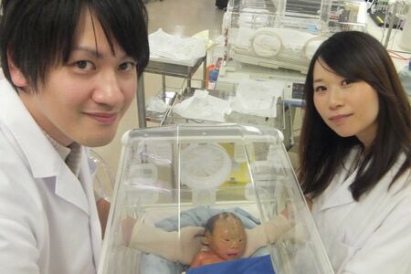 NICU（新生児集中治療室）で初めてわが子を囲む賀久くんの両親