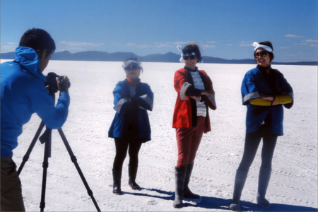 断捨離トレーナーの檀葉子さん（右端）と訪れたウユニ塩湖にて