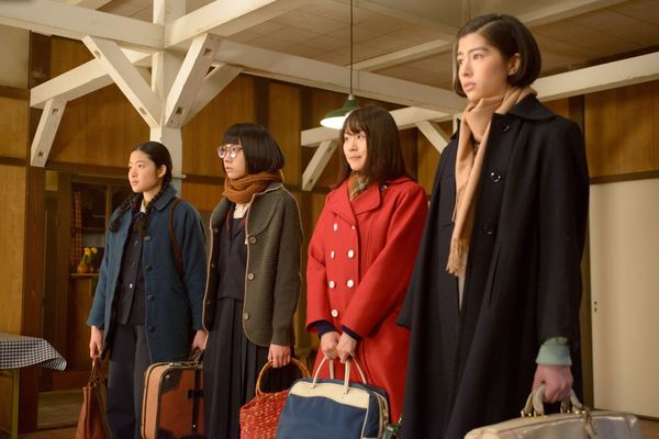 集団就職でいろいろな地方から『乙女寮』に集まった“金の卵”たち。ぶつかり合い、さまざまな経験をしながら絆を深めていく　(c)NHK