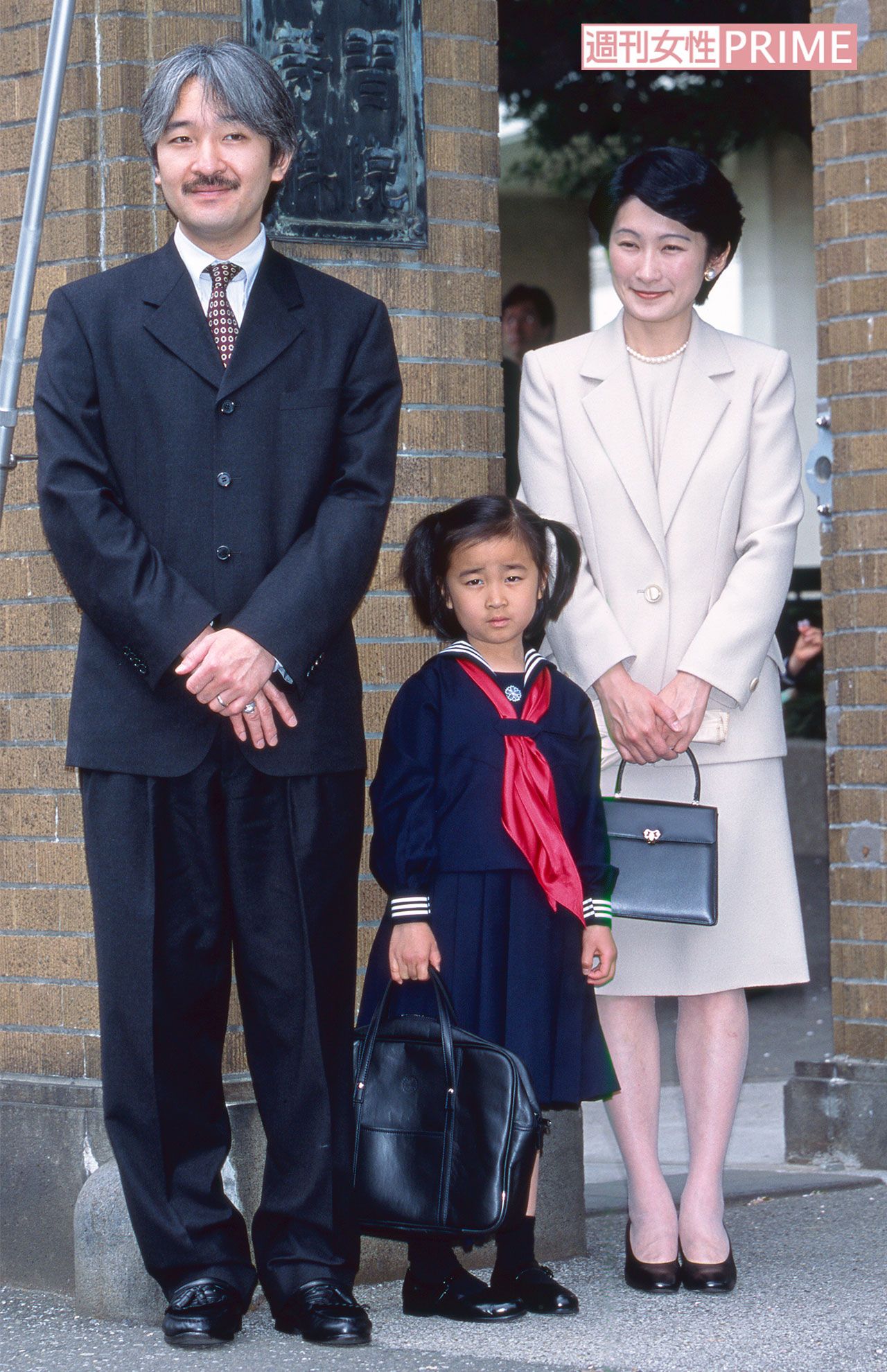 2001年4月、学習院初等科に入学された佳子さま。ツインテールにセーラー服の制服姿に緊張した面持ちで秋篠宮さまご夫妻と記念撮影