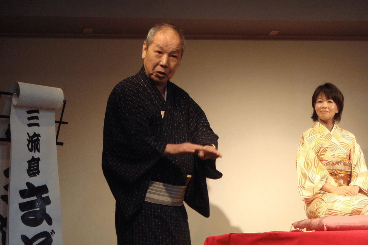 落語の発表会で故・三遊亭圓窓師匠と。毎月の稽古に通い、“三流亭まど絵”の高座名をもらった