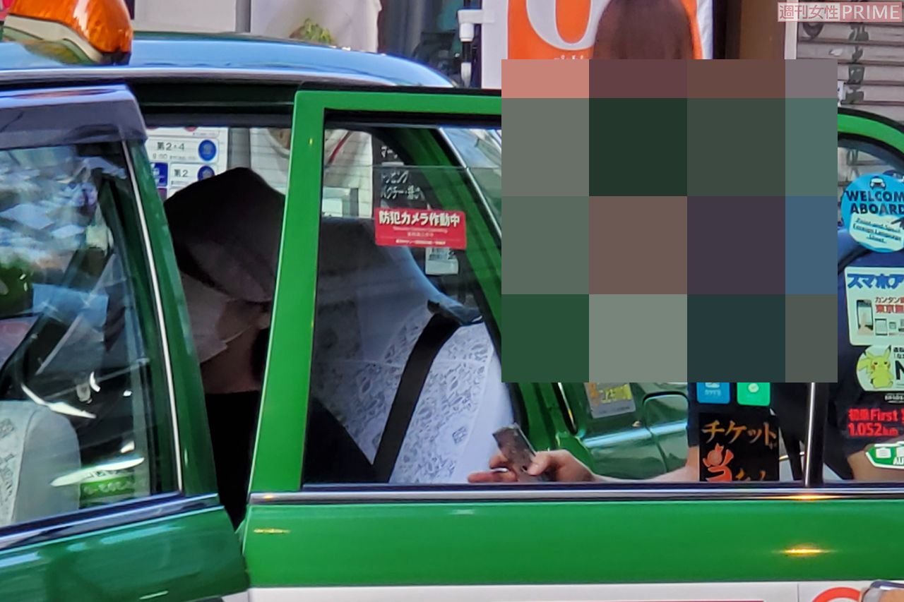 タクシーに乗り込む小室佳代さん（3/3）