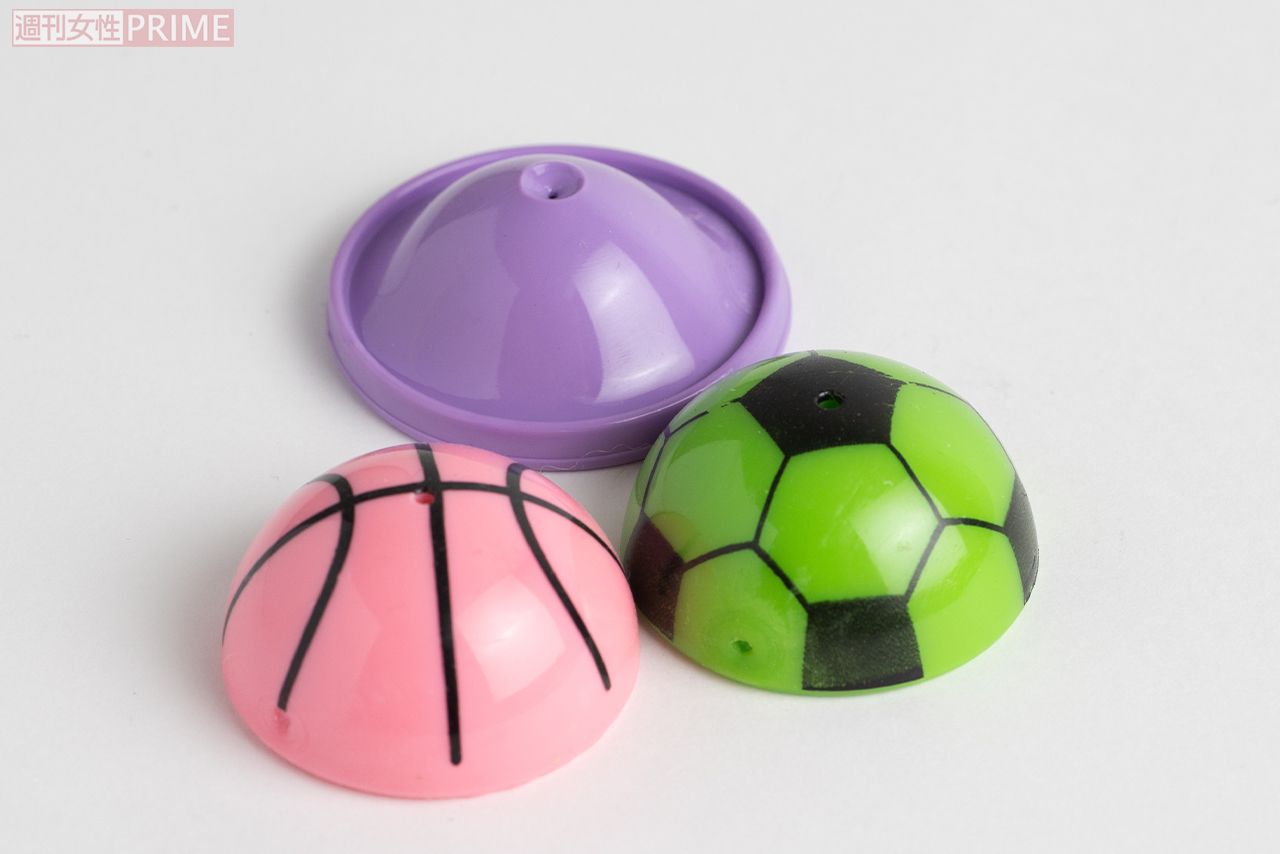 裏返しにしてしばらくすると元に戻る反動で飛び上がる「パッチンカップ（ポッピンアイ）」