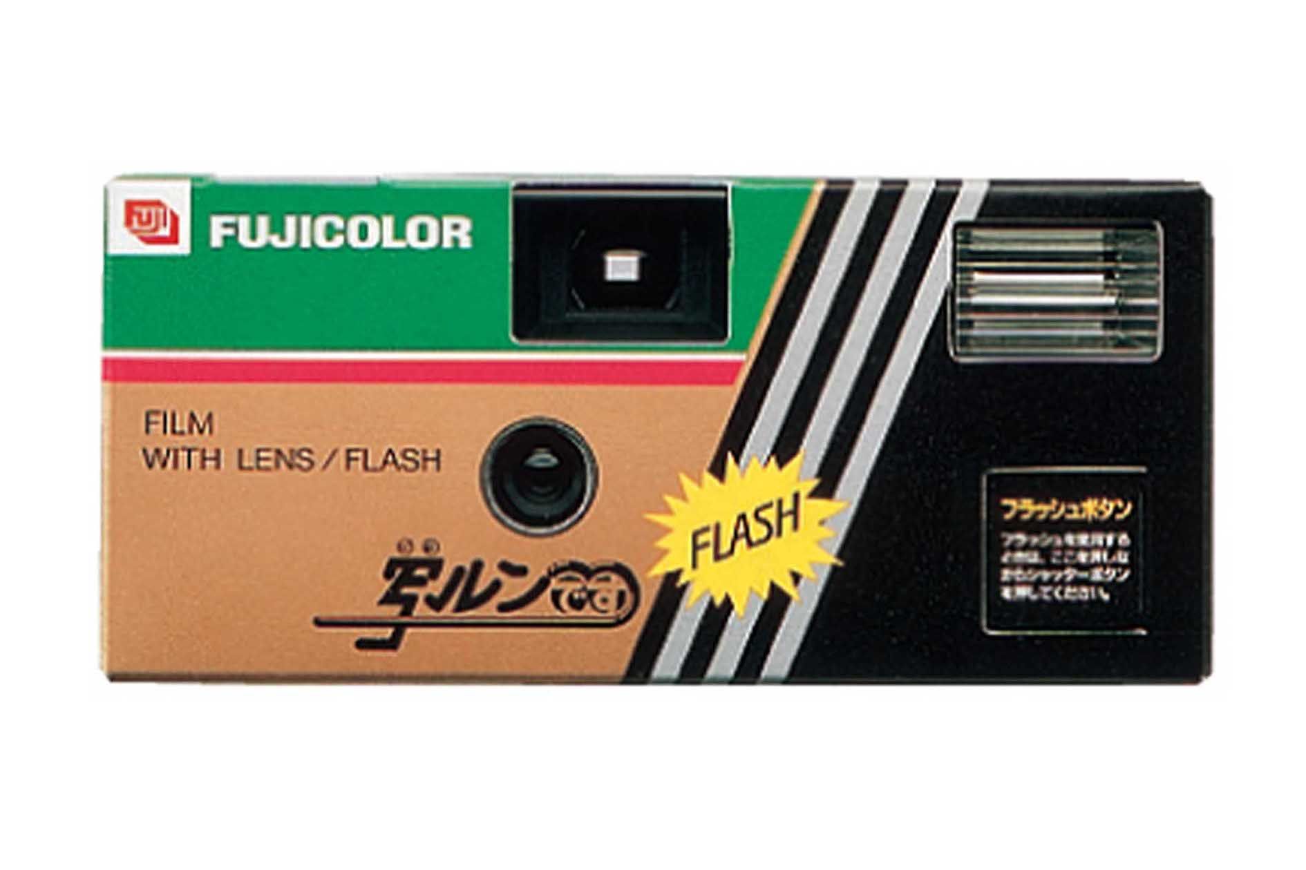 写ルンですFLASH（1987年発売）内蔵フラッシュをつけたことで、室内や夜間でも撮影できるように