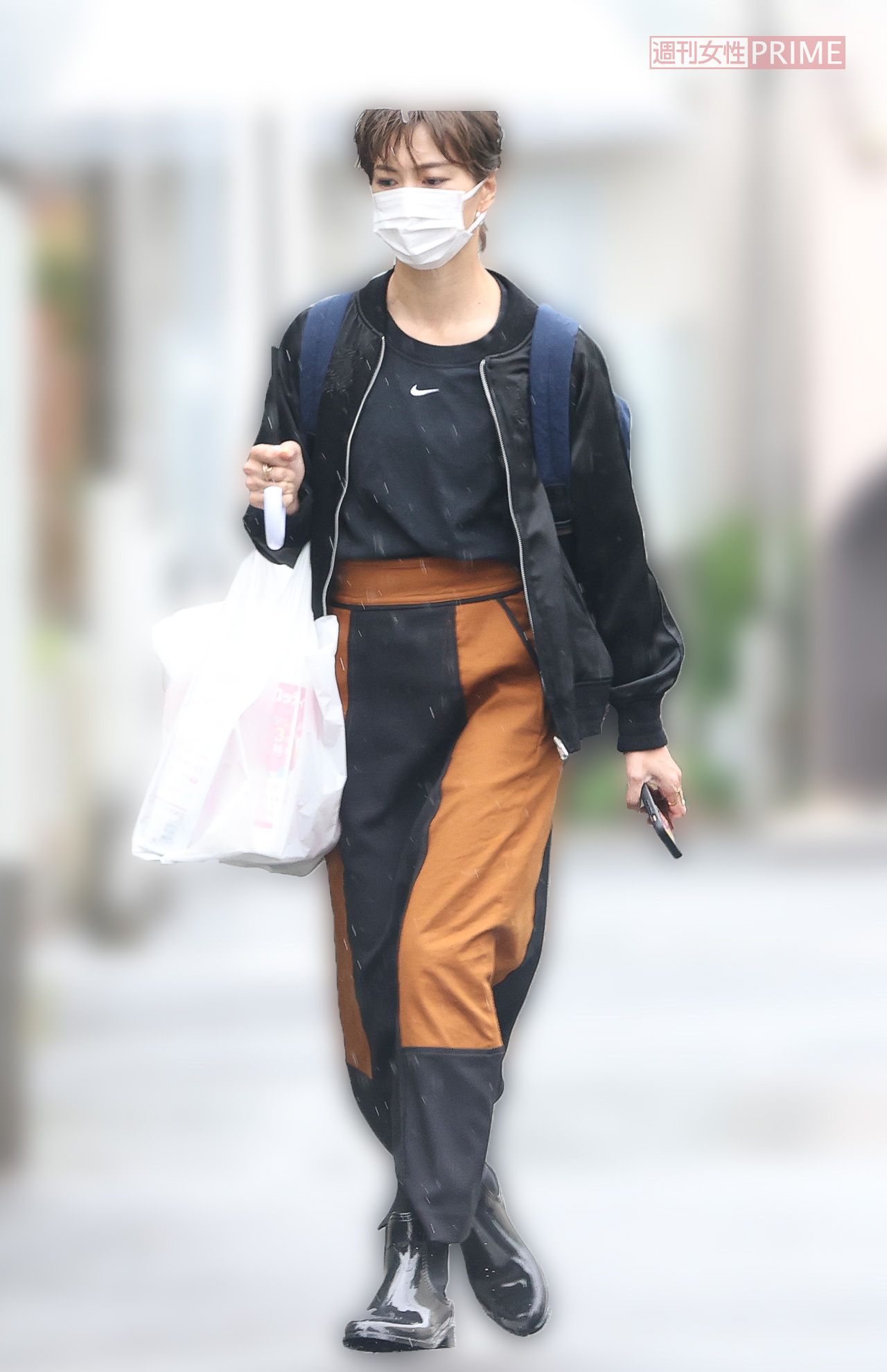 5月中旬、傘を差して自宅へ戻る安田美沙子を直撃したが、質問には答えなかった