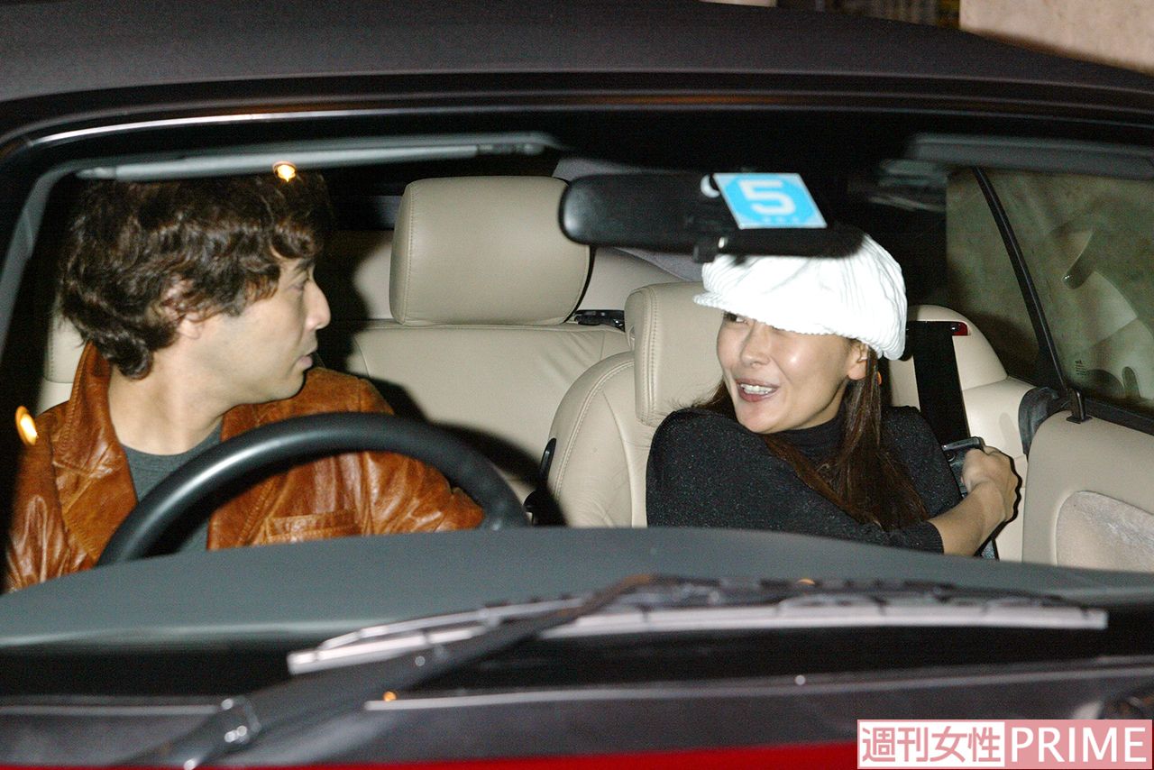 車内で見つめあって会話する中山美穂と辻仁成