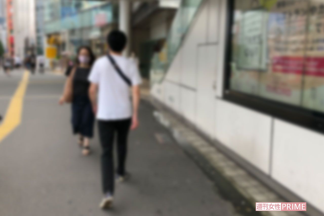 7月上旬。体当たりされ、頭にきたAさんは男を追いかけ撮影したという