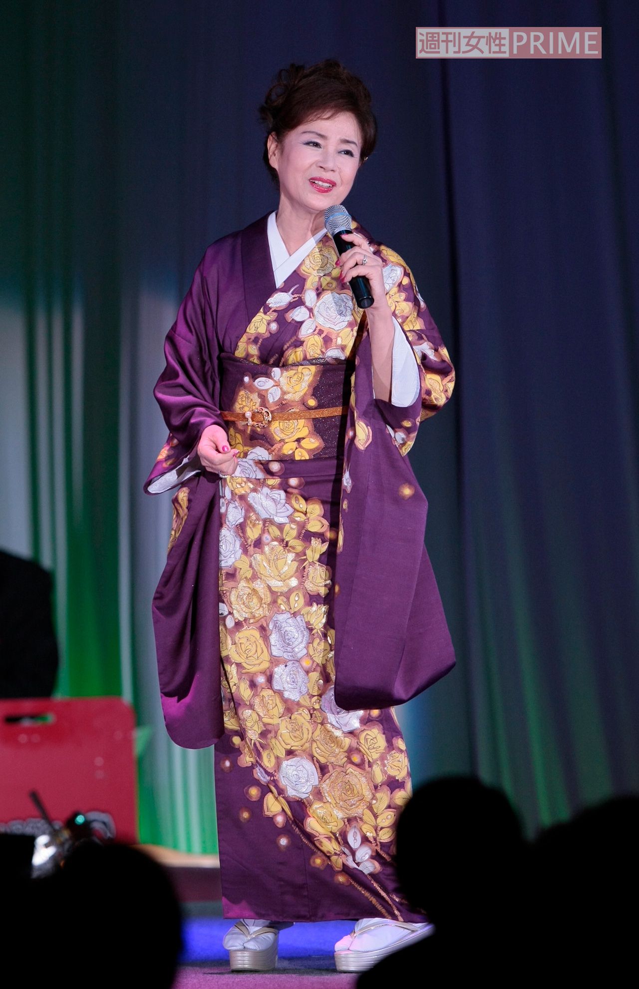 2007年の『芸能生活50周年パーティー』で艶やかに歌唱する五月みどり