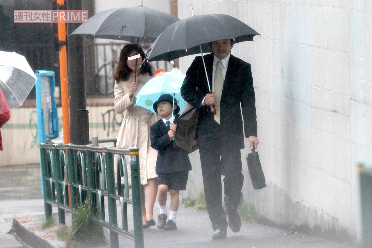 2010年4月、元CA妻と息子・市川團子の小学校入学式に出席した香川照之