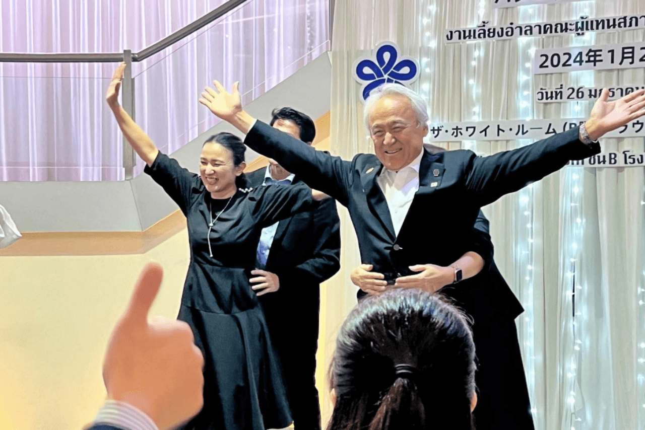 バンコクで開かれた送別宴でタイタニックごっこする福岡県議員たち（センキョタイムズWEBより）