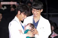 綾野剛＆星野源の笑顔に癒やされる♪ 『コウノドリ』舞台あいさつレポ