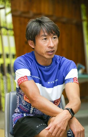 渡部を見守り、的確なアドバイスを送る荻原健司スキー部長