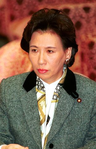 ネップツイード地のジャケットにスカーフを合わせる田中眞紀子