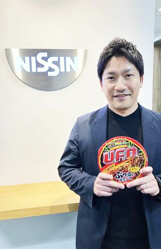 渡邉真さん●日清食品株式会社マーケティング部第4グループブランドマネージャー。今回、「U.F.O.」への愛が伝わる話を聞かせてくれた渡邉さん。おすすめの食べ方は「溶いた生卵をかける」「目玉焼きをのせる」だそう。