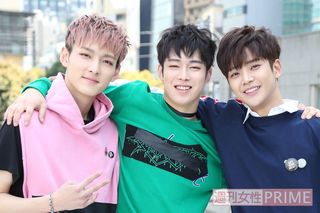 左からジュホ（20歳・184cm、ラップ）、ダウォン（21歳・179cm、ボーカル）、ロウン（20歳・189cm、ボーカル）　撮影／坂本利幸