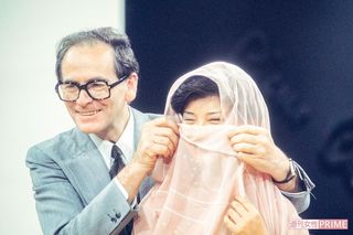 フランスのデザイナー、ピエール・カルダンからドレスをプレゼントされた（'77年11月）　撮影／週刊女性写真班