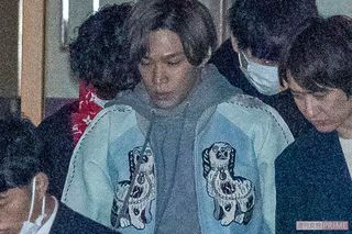 GUCCIのスカジャンを着こなす千賀健永、胸元のドッグがかわいい