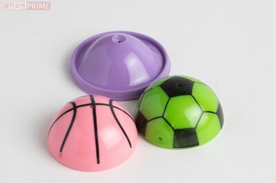 裏返しにしてしばらくすると元に戻る反動で飛び上がる「パッチンカップ（ポッピンアイ）」