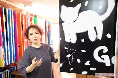「がっちゃんにとって、混ざる＝汚れる。だから、絵の具そのままの色で描くんです」とココさん（撮影／渡邉智裕）