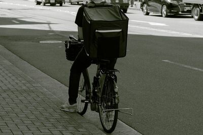 Uber Eatsは内訳不明な金額調整、出前館は“ブースト報酬”終了で配達員離れか「デリバリー業界の現在」