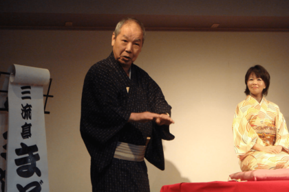 落語の発表会で故・三遊亭圓窓師匠と。毎月の稽古に通い、“三流亭まど絵”の高座名をもらった