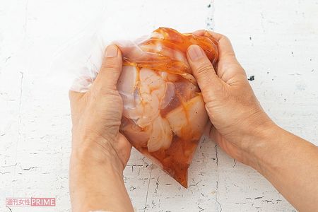 肉や魚を加えてもんでなじませる　『下味冷凍 スピードおかず』（主婦と生活社）より　撮影／廣瀬靖士