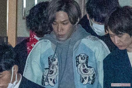 GUCCIのスカジャンを着こなす千賀健永