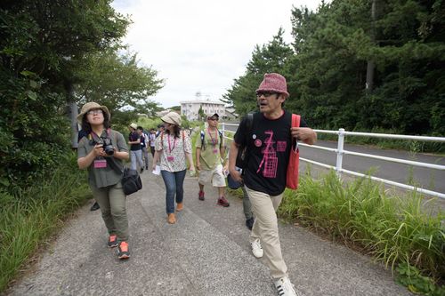 各アパートの間取りや炭鉱職員の階級別に異なる家賃まで詳しくガイドする黒沢さん。炭鉱マンとその家族の暮らしが浮かび上がる