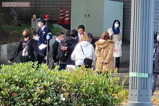 警視庁前でドラマの撮影中の小泉孝太郎（2/5）