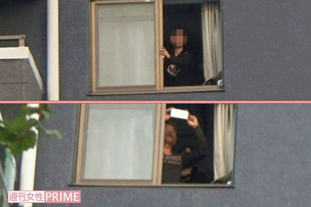 昨年11月、マンションから顔をのぞかせる橋本と付き合っていたという女性