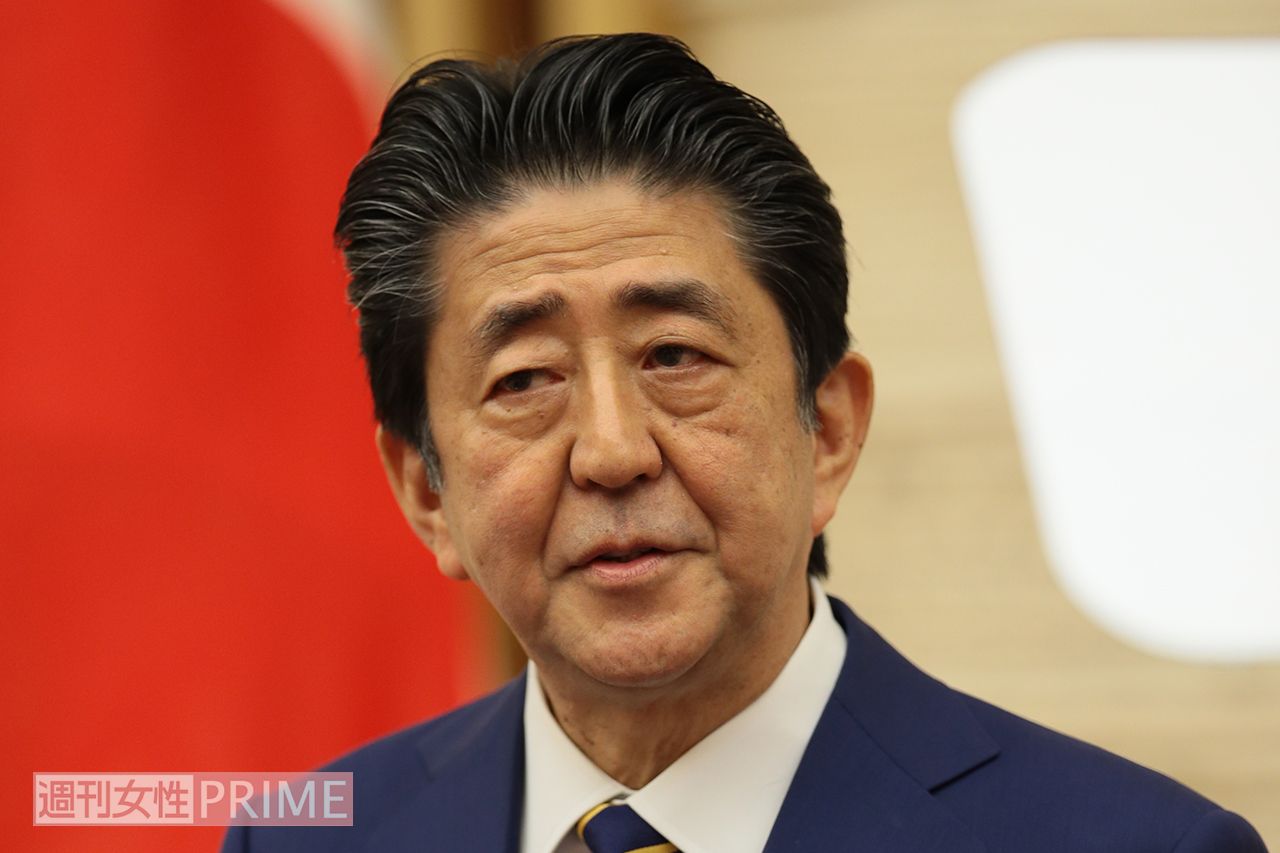 コロナ対策の対応の遅さもあり、安倍首相をはじめ政府関係者に批判が集まっている（4月7日、新型コロナウイルス感染症に関する緊急事態宣言発令後の記者会見にて）