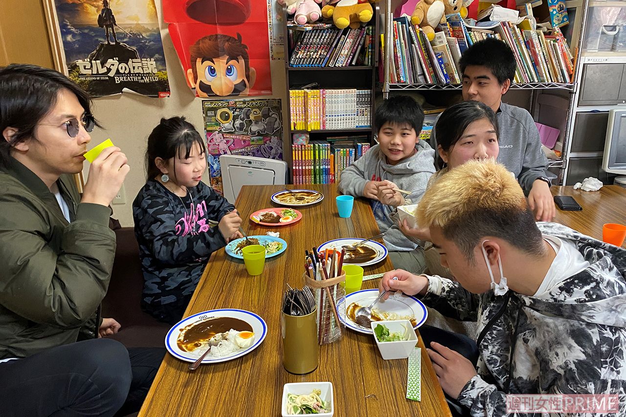こども食堂で一緒にカレーを食べている山下智久