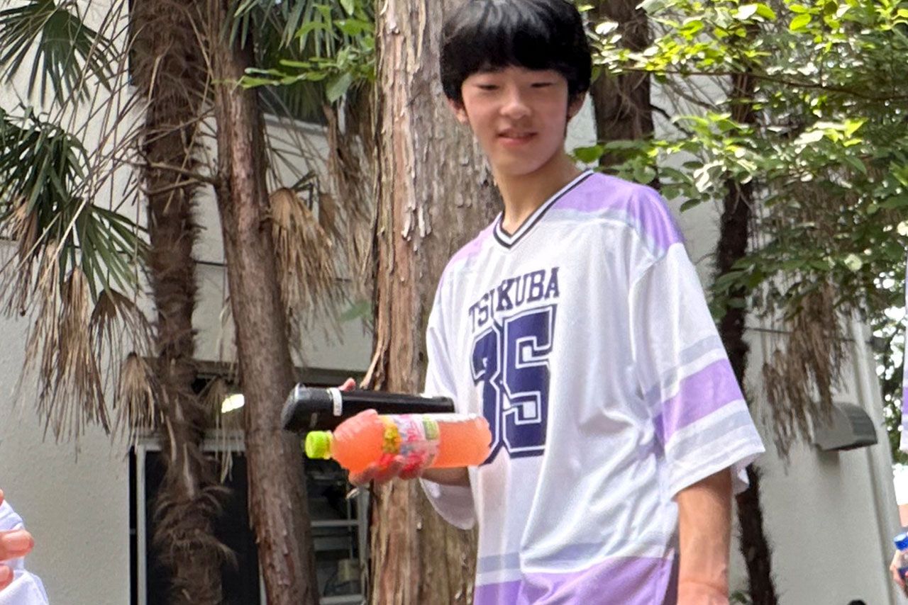 筑波大学附属高校の文化祭で、ご学友と仲睦まじそうに過ごされていた悠仁さま（来場者提供）