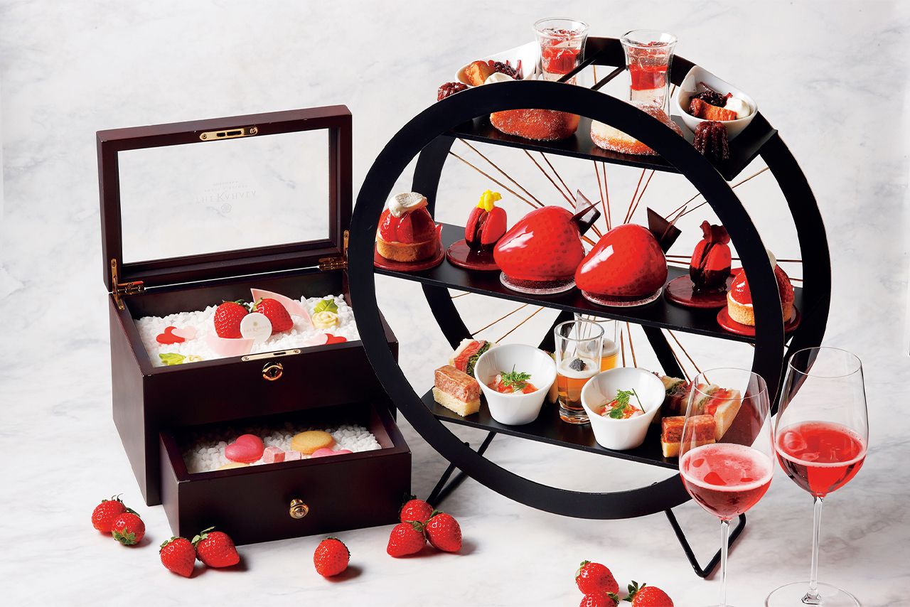 里井さんをして「憧れのアフタヌーンティーナンバーワン！」と言わしめるセンスも味も一級品のいちごスイーツが並ぶ