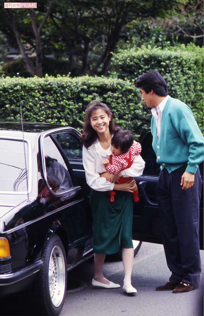 '87年10月1日、1歳の誕生日を迎えた沙也加さんを抱く松田聖子（左）と神田正輝