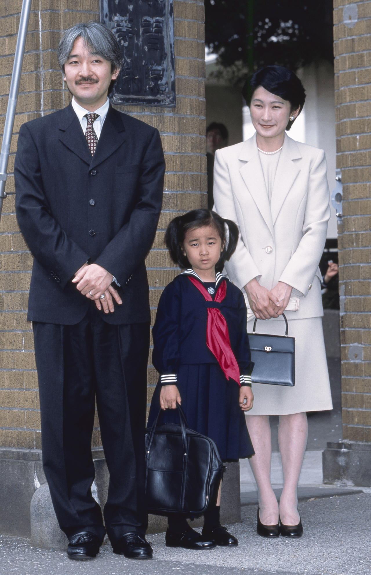 秋篠宮ご夫妻に付き添われ、学習院初等科入学式に出席した佳子さま（2001年4月）