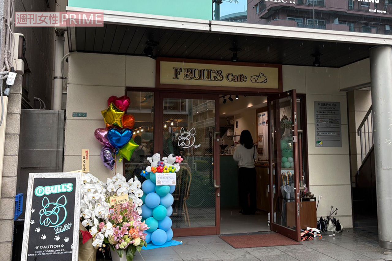 桐山照史がオーナーを務める「FBULL'SCafe」。著名人から祝い花も多数届いていた