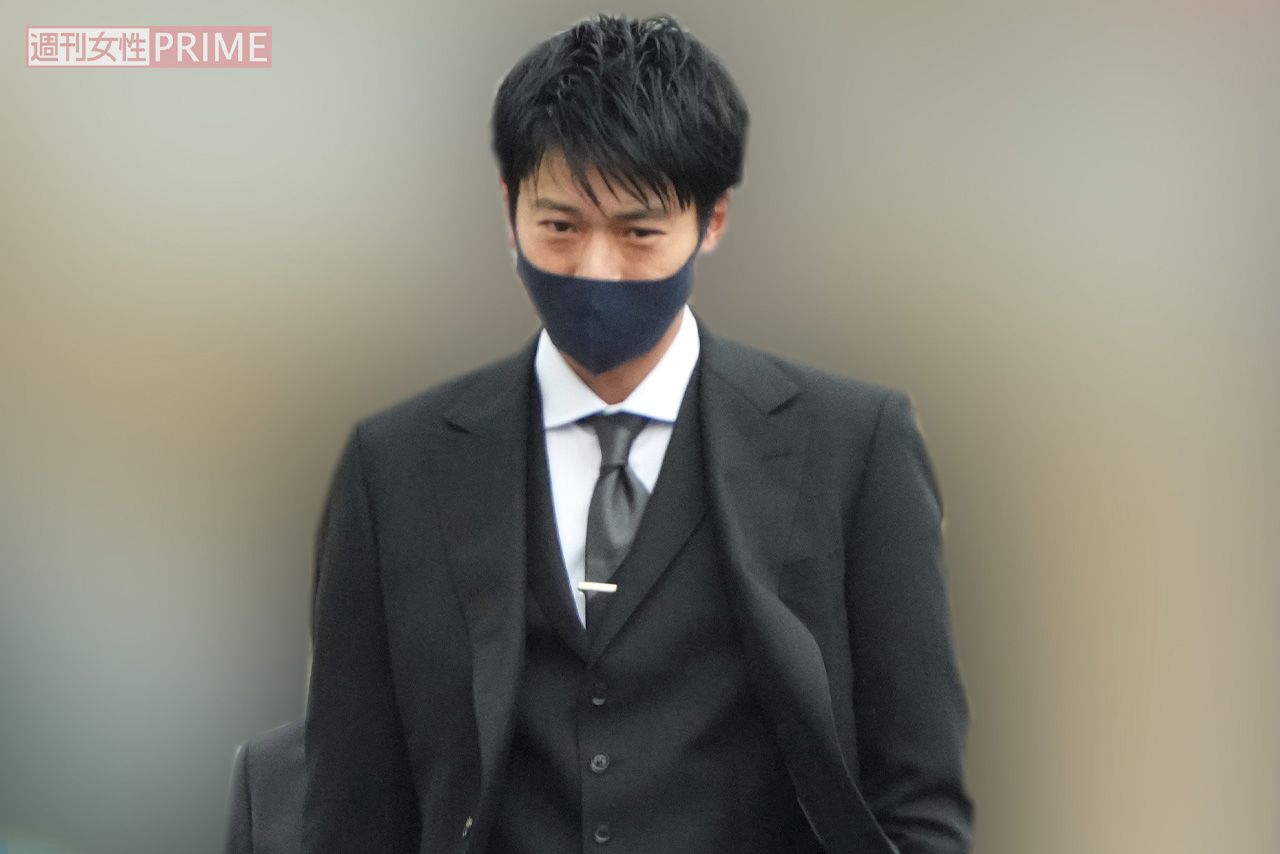 2024年4月上旬、次男の手を引いて小学校入学式に出席した向井理