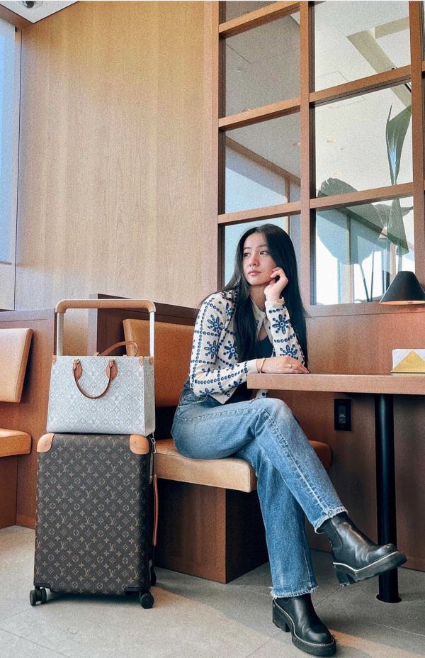 『ルイ・ヴィトン』の旅行バッグとともに映るセルフィ―（Koki,公式インスタグラムより）