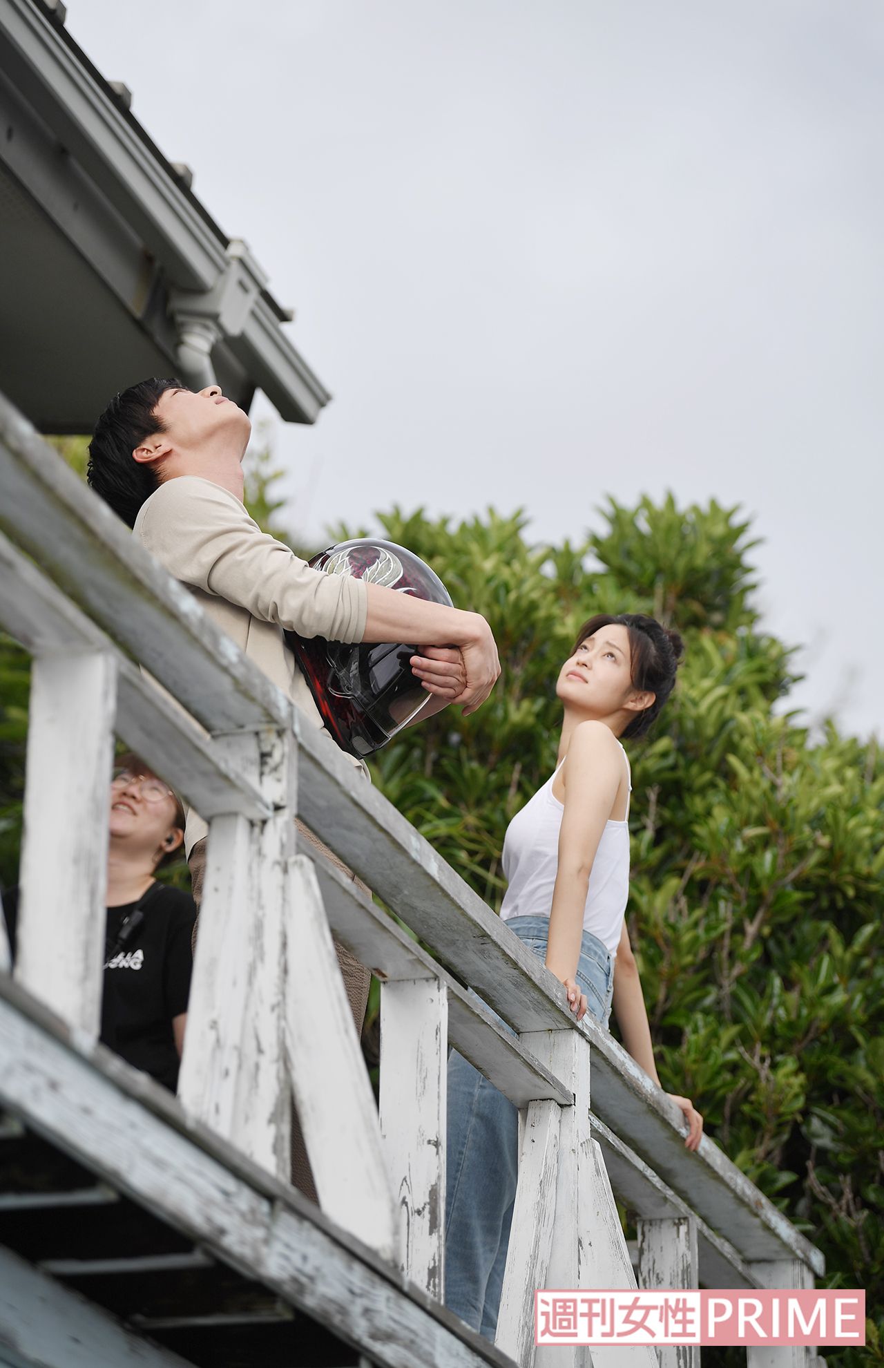 ヘリが上空を通りすぎるまで撮影をいったんストップ。そのヘリを妹役の小林とずっと見つめていた　撮影／渡邉智裕