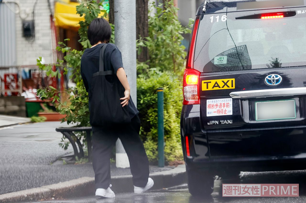 自宅からタクシーに乗り込む加納