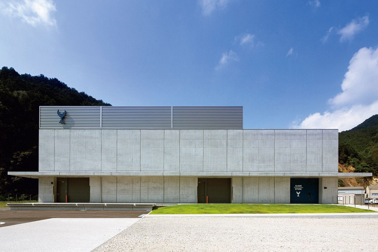 山あいに突如あらわれる、打ちっぱなしのコンクリ建築。土佐の自然に映える、モダンで美しい酒蔵