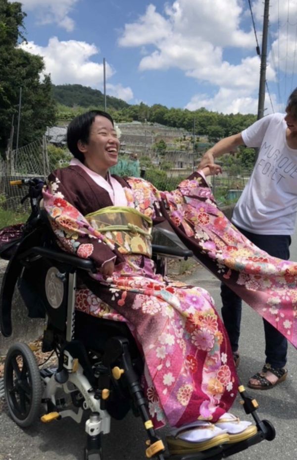 38歳、女性。成人式に出席するために着物を着たが、着付けするのに時間がかかり、式に到着したのは終了間近。成人式を思う存分楽しむことができず心残りがあった中、「こころ」に出合いオーダーメイドの依頼を決意