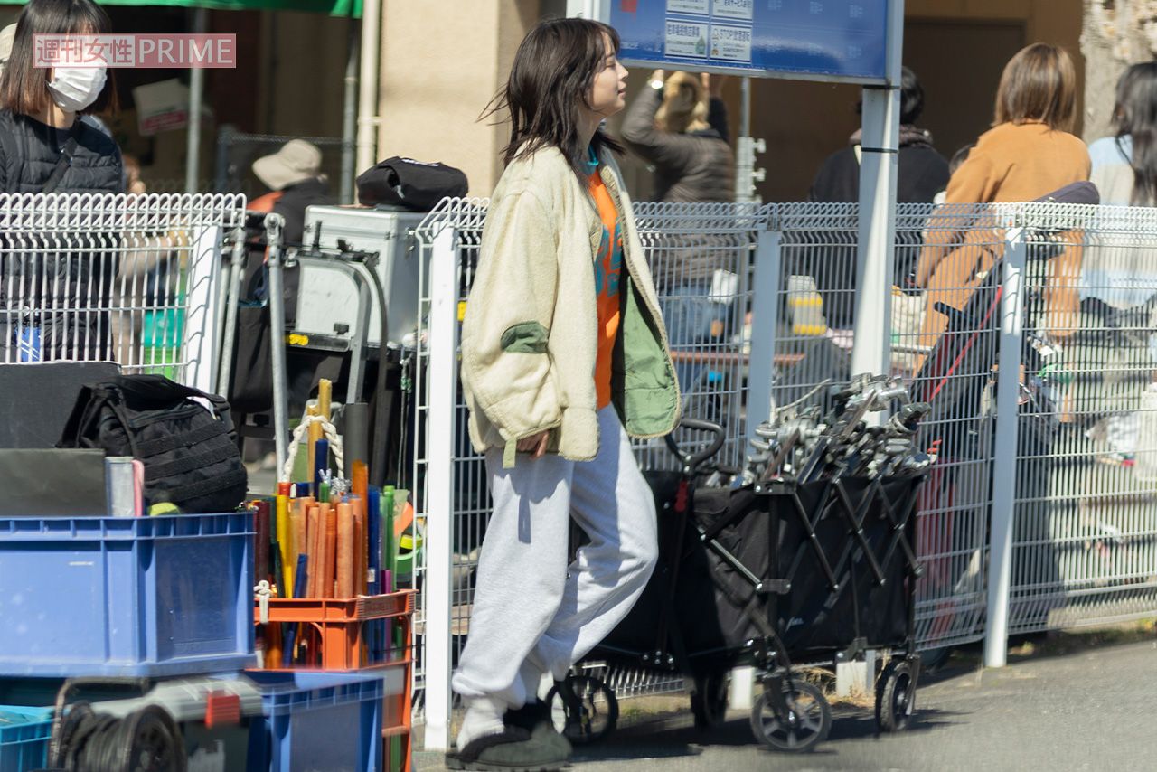 別シーンの撮影のため着替えに向かう広瀬すず。緊張が解けたのか、安堵の表情を浮かべる