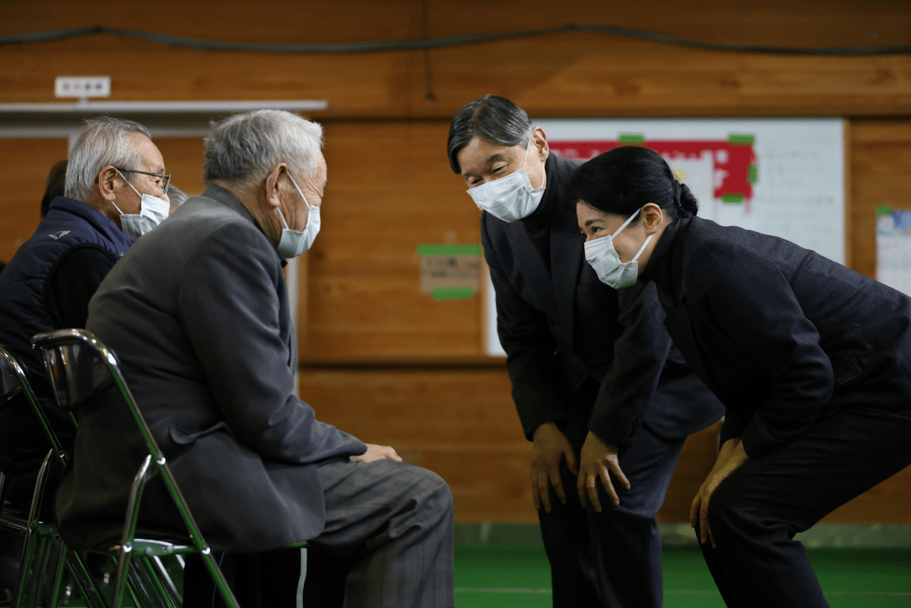 12月17日、豪雨被害に遭い、今も避難生活を続ける地元住民と中腰で目線を合わせながらご懇談