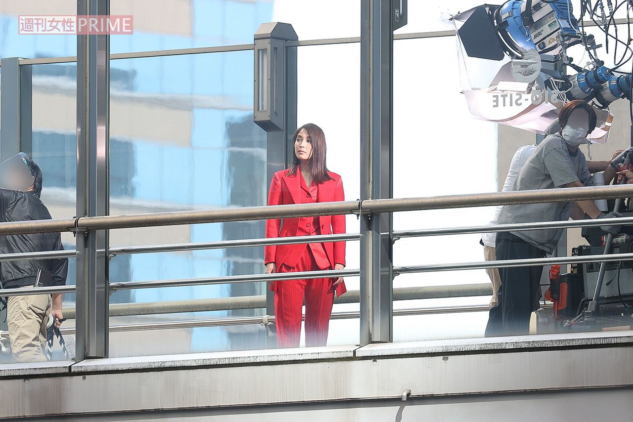 9月下旬、都内のオフィス街で大手メーカーのCM撮影をしていた広瀬アリス。立ち止まって様子を見学する人たちも